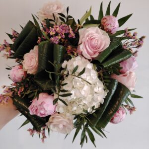 Bouquet composé composé d'une belle tête d'hortensia, de roses et de pivoines